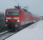 Frau Holle hatte heute Morgen wohl richtig langeweile als 143 250-9 mit der S1 von Rostock Hbf nach Warnemünde im Haltepunkt Rostock-Holbeinplatz stand.15.03.2013