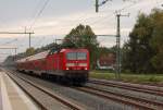 Die 143 360 mit dem RE nach Neustrelitz Hbf bei der Durchfahrt durch Nassenheide am 13.10.2013.