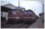 Bahnhof Nordhausen am 24.11.1996 um 12.35 Uhr: 143239 neben 232432