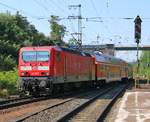 143 957 erreicht mit ihrem RE nach Halle Saale Hbf aus Kassel Wilhelmshöhe kommend den Bahnhof Eichenberg.