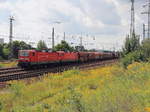 Doppeltraktion 143 055-2 und 143 840-7 mit einem kurzem Güterzug kurz hinter dem Berlin Flughafen Schönefeld am 27.