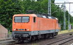 DeltaRail GmbH, Frankfurt (Oder) mit der immer noch orangen  212 001-2  [NVR-Nummer: 91 80 6143 001-6 D-DELTA] am 15.06.21 Berlin-Buch wahrscheinlich Richtung Stendell unterwegs.