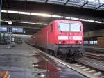 143 081 steht mit einer bereitgestellten Zuggarnitur im HBF Chemnitz.