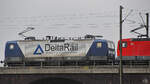 Auf der Hochfelder Eisenbahnbrücke zog die DeltaRail-Elektrolokomotive 243 069-3 (gemeinsam mit 143 009-9) einen Kesselzug Richtung Rheinhausen. (Duisburg, August 2022)