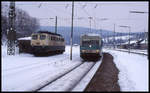 Mein Zug in Form des 628527 nach Bielefeld fährt hier am 13.2.1999 in Altenbeken ein. Links steht derweil stark vom Strecken Einsatz verschmutzt die DB 150035.