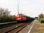 150 066-7 mit einem Gterzug in die Richtung Mnster auf Bahnhof Lengerich am 23-4-2001.