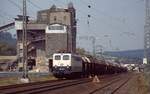 1993 noch unverzichtbar - die Baureihe 150. Hier 150 013 mit Kalizug aus Heringen. Wächtersbach, 22.9.1993.