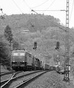 150 109 hat das Ende der Spessartrampe kurz vor dem Heigenbrückener Tunnel erreicht (3.10.1981).