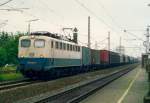 150 025 mit Güterzug Richtung Bremen am 19.06.1993 in Twistringen