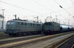 150 139-4 und 144 117-9 warten am 07.04.1979 mit ihren Güterzügen im Bahnhof Bamberg auf die Ausfahrt