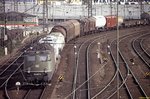 150 087 fährt mit einem Güterzug in den Hbf. Würzburg ein - 09.10.1990