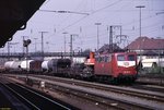 150 001 durchfährt mit einem Güterzug den Hbf. Aschaffenburg - 22.04.1994