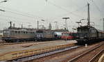 Am 07.04.1979 treffen sich von links nach rechts die 150 139-4, 144 117-9, eine VT 98-Garnitur und 144 107-0 im Bahnhof Bamberg
