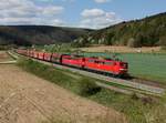 Die 151 055 und die 151 048 mit einem Kohlezug am 18.04.2015 unterwegs bei Harrbach.
