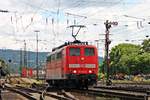 Nachschuss auf 151 001-5 am 18.06.2016, während sie an der Fahrzeugparade des Sommerfestes vom DB Museum teilnahm und am Ausfahrfahrsignal vom Rangierbahnhof Koblenz Lützel vorbei fuhr.