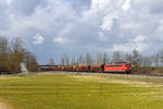 151 164 mit einem Schotterzug am 27.03.2018 bei Schwarzwöhr.