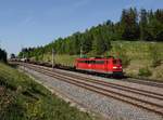 Die 151 130 mit einem Güterzug am 27.04.2018 unterwegs bei Unterweilbach.