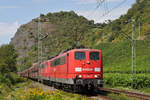 151 063-5 und Schwesterlok mit einem Kohlenpendel in Leutesdorf unterhalb der Burgruine Hammerstein auf dem Weg Richtung Süden. Aufgenommen am 18/08/2011.