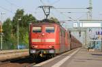 151 094 im Doppelpack vor Erzzug am Bahnsteig 2 in Ludwigslust.