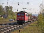 151 053-6 mit leeren Autotransportwagen in Fahrtrichtung Süden. Aufgenommen am 05.05.2016 in Eichenberg.