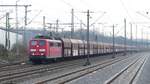 Eine 151 fährt mit einem Güterzug gen Norden am S-Bahn Halt Düsseldorf Eller vorbei.