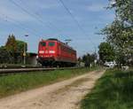 Am 10.05.2016 kam 151 166-6 als Tfzf in Richtung Norden durch Ludwigsau-Friedlos.