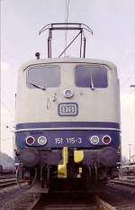 1980, die 151-115 vom Bw Hagen-Eckesey wird gerade aufgerstet.
Gut zu sehen ist die automatische Kupplung zwischen den Puffern!