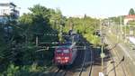 151 167 zieht einen Güterzug gen Westen am Bahnhof Darmstadt Nord vorbei.