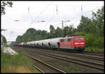 Mit einem schweren gemischten Güterzug kommt hier am 9.8.2005 die DB 151153 in Hiddenhausen Schweicheln in Richtung Löhne vorbei.