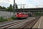 151 041-1 der Railpool GmbH, vermietet an die DB, als Tfzf durchfährt, kommend von der Bahnstrecke Hamburg-Harburg–Cuxhaven (Niederelbebahn | KBS 121), den Bahnhof Hamburg-Harburg.
[5.8.2019 | 16:48 Uhr]