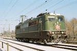 Januar 1995, Lok 151 054-4 rangiert auf der Ostseite des Bahnhofes Freilassing. Im Hintergrund ist das alte Stellwerk zu sehen.