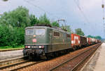 11. Juni 1994, ein Güterzug mit Lok 151 018-9 fährt durch den Bahnhof Übersee an der Strecke Salzburg - München.