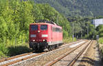 151 166 ist Lz in Richtung Saalfeld unterwegs und durchfährt hier den Bahnhof Kaulsdorf an der Saale.