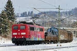 10. Januar 2017, Lok 151 046 fährt mit einem Güterzug aus Saalfeld durch den Bahnhof Pressig-Rothenkirchen.