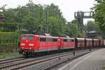 Mit einem Erzzug (Hamburg Hansaport - Beddingen VPS) fuhr am verregneten Nachmittag des 06.07.2019 die Rpool/DBC 151 103-9 zusammen mit Rpool/DBC 151 110-4 durch den Bahnhof von Hamburg Harburg in