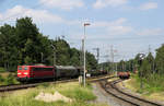 DB Cargo 151 085 mit einer Übergabe von Emden nach Osnabrück Rbf. // Hanekenfähr // 6. Juni 2018