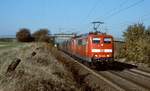 Im April 2006 ist eine 151-Doppeltraktion bei Bad Nauheim - Niedermörlen unterwegs.