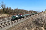 Ende März transportierte die BayernBahn mehrfach leere Autotransportwagen von München Milbertshofen nach Ingolstadt. Aufgrund von Bauarbeiten wurde dabei nicht der direkte Weg gewählt, sondern es wurde über Donauwörth gefahren, inklusive dortigem  Kopf-machen . Zum Einsatz kam dabei stets die bestens gepflegte 151 016. Am 30. März 2021 legte ich mich am Nordring auf die Lauer, um den Bundesbahn-Klassiker zu fotografieren. Allerdings kam es anders als gedacht, ein Schadwagen musste ausgereiht werden, was in letzter Konsequenz dazu führte, dass ein anderer Laufweg in Form einer Stadtrundfahrt über den Südring gewählt wurde. Also musste auch ich spontan umdisponieren und es blieb nur dieser relativ motivbefreite Notbehelf im Einschnitt bei Hattenhofen. 