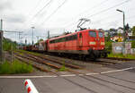 Die an die DB Cargo AG vermietete Railpool 151 002-3 (91 80 6151 002-3 D- Rpool) fährt mit einem gemischten Güterzug am 11.05.2023 durch Niederschelden (hier beim Bü 343 – km