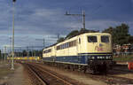 DB 151 160-9 und 151 091-6 auf dem Wartegleis in Venlo am 31.08.1996. Ich wartete längere Zeit bis sich eine Wolkenlücke bildete welche die Loks erhellte. Aufgenommen vom Bahnübergang aus. Die Loks übernahmen später Erzzug 48115 nach Dillingen. Scanbild 7249, Fujichrome100.