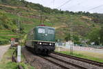 BR 151 038-7 zieht einen Kesselwagenzug durchs Mittelrheintal. Die Aufnahme ist am 22.07.2026 in Oberwesel entstanden.