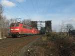151 093 und eine Schwestern ziehen am sonnigen 23.02.2008 einen Erzzug ber die Klner Sdbrcke.