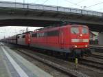 Die 151 055 und die 151 002 mit einem Kohle Ganzzug am 09.12.2007 bei der Durchfahrt in Regensburg Hbf.