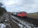 151 021 fhrt mit einem Conatinerzug gleich ber den B 75,1 kurz hinter Einbeck-Salzderhelden