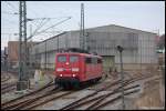 Die orientrote 151 086-6 setzt am Abend des 08.04.08 im Aalener Bahnhof um, um an FZT 56080 anzusetzen.