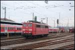 Die orientrote 151 086-6 setzt am Abend des 08.04.08 im Aalener Bahnhof um, um an FZT 56080 anzusetzen.