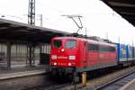 Mal kurz am Augsburger Hbf vorbeigeschaut.. 151 074-2 fuhr mir  ber den Weg ... Im Schlepp nen Container-Ganzzug.