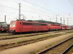 DB 151-061 und BB 1042-009 am 22.6.2001 im Bahnhof Attnang-Puchheim vor einem Regionalzug aus Linz Hbf.