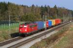 151 066 mit einem kurzen Containerzug vor Althegenberg (18.04.2008)