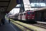 151er Tandem bei der Durchfahrt mit einem Erzzug im Bahnhof Wels am 12. Mai 2008.